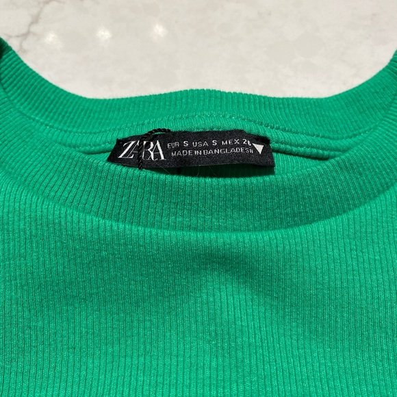 Green tank with cutout sides and drawstrings - Picture 2 of 3